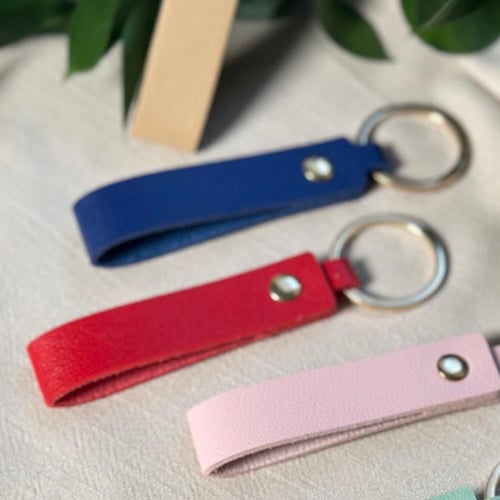 ميدالية جلد بعبارة - أحمر أو كحلي - توزيعات