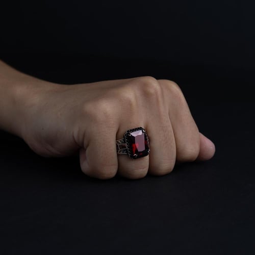 خاتم رجالي فضة عيار 925 - حجر زركون أحمر