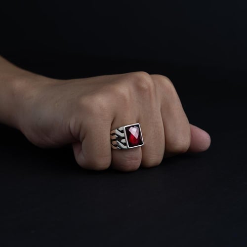 خاتم رجالي فضة عيار 925 - حجر زركون أحمر