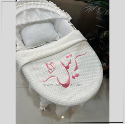 مهاد مواليد بتطريز الاسم وردي
