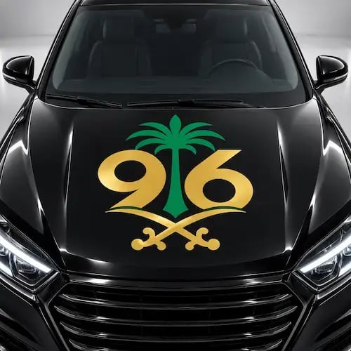 استيكر كبوت السيارة لليوم الوطني السعودي 96 – السيفين والنخلة 90 × 60 سم