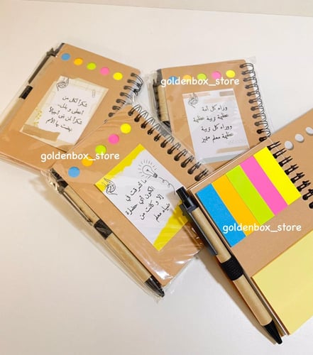 دفتر ملاحظة مع قلم وفواصل
