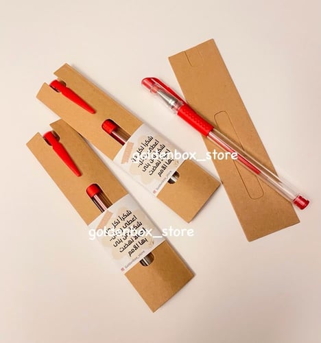 قلم داخل حافظة ورقية