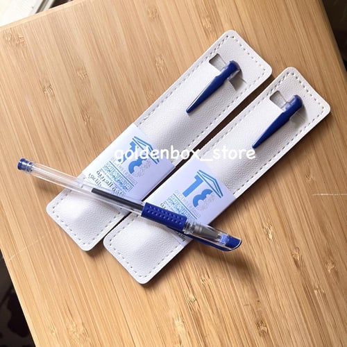 قلم أزرق بداخل حافظة جلد أبيض