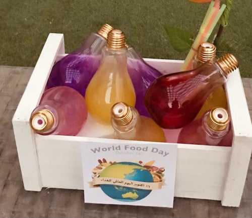 علب عصير زجاج ملونه بشكل لمبة