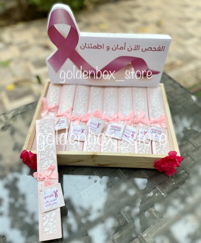 مهفات باللون الوردي مع عبارة