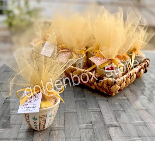 فنجان قهوة مع تعبئة وسلة