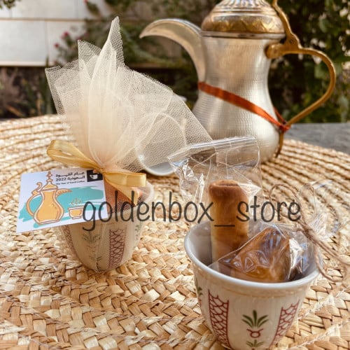 فنجان القهوة العربية مع التعبئة والتغليف