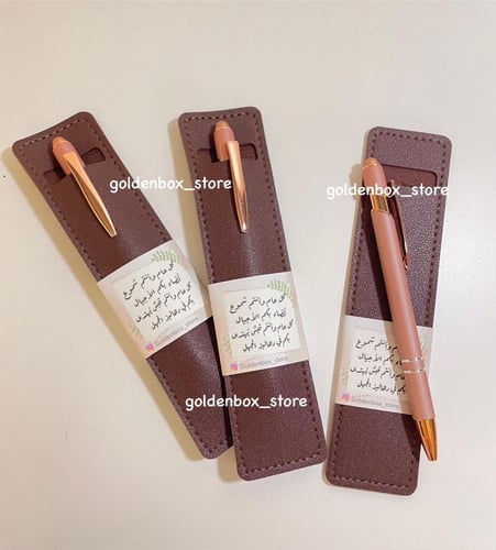 قلم داخل حافظة من الجلد