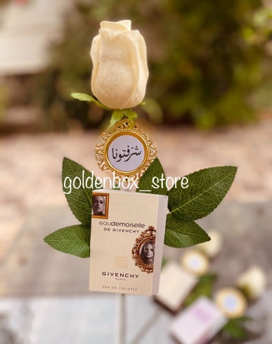 توزيعات ورد توليب مع عينات عطور