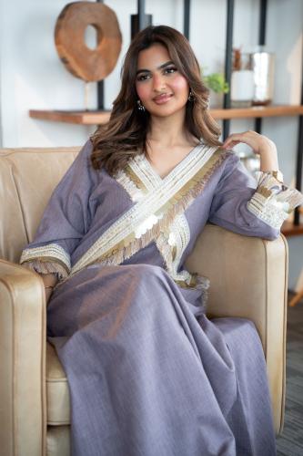 جلابية لون موف وهدب بيج