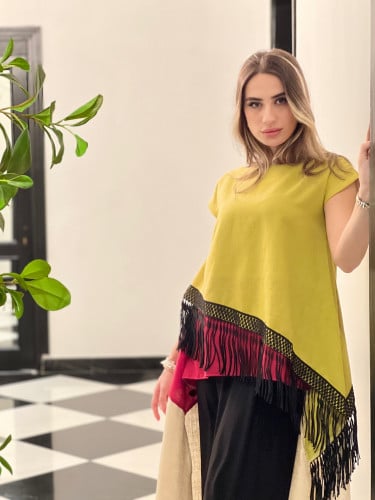بلوزة باللون الأصفر المخضر والبيج