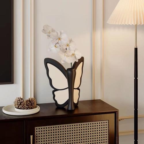 مزهرية فراشة