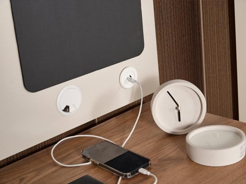 طاولة دراسية , لورا