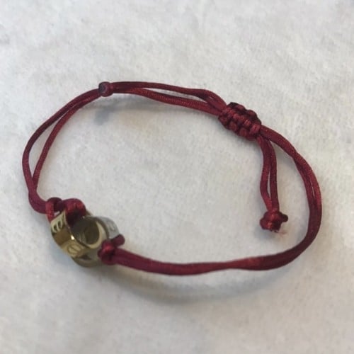 إسوارة خيط لون أحمر Cartier