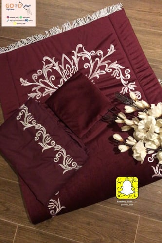 سجادة صلاة مطرزة مع تلبيس المصحف