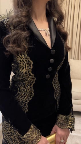 فستان من المخمل الفاخر و دانتيل فرنسي مُطعّم بالخي...