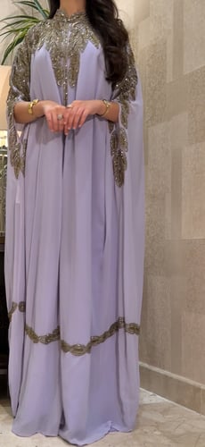 جلابيه مع فستان داخلي مشغوله بالشك اليدوي الفاخر ب...