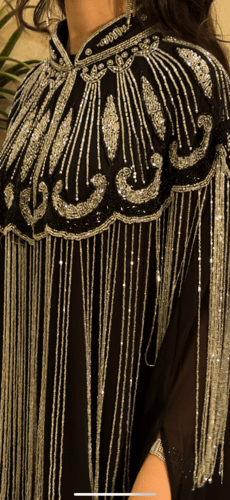 جلابيه اسود مع فستان داخلي شك هاند ميد مع هدب بالس...