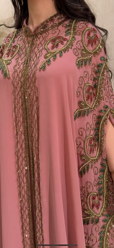 جلابيه مشغوله شك هاند ميد قطعتين اللون النود