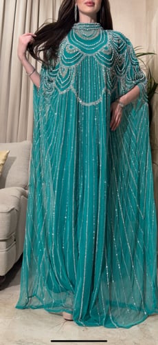 جلابيه تُل مشغولة بالشك الكامل من الامام والخلف مع...