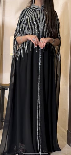 جلابيه شيفون مع فستان داخلي مشفوله بالشك الفضي