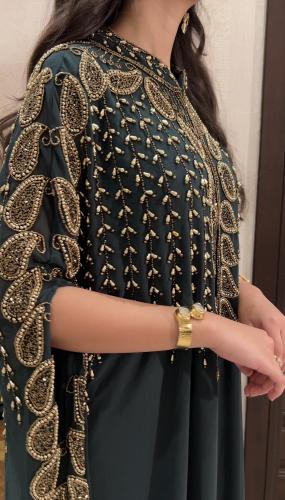 جلابيه مع فستان داخلي مشغوله بالشك اليدوي الفاخر