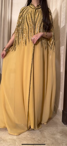 جلابيه شيفون مع فستان داخلي باللون العسلي والشك ال...