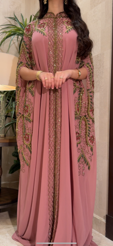 جلابيه مشغوله شك هاند ميد قطعتين اللون النود