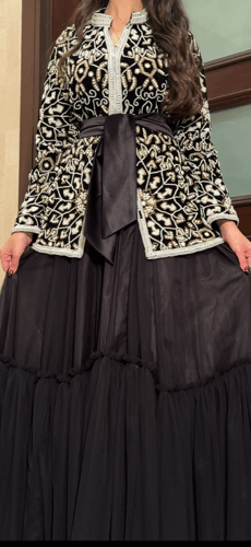 طقم مكون من جاكيت مخمل مشغول باللؤلؤ والشك الفاخر...