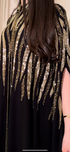 جلابيه شيفون اسود مع شك فاااخر باللون الذهبي مع فس...