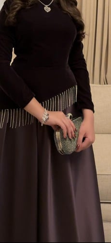 فستان من المخمل مع التفته الفاخرة مع هدب كرستال