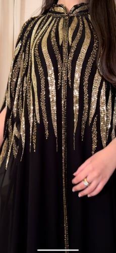 جلابيه شيفون اسود مع شك فاااخر باللون الذهبي مع فس...