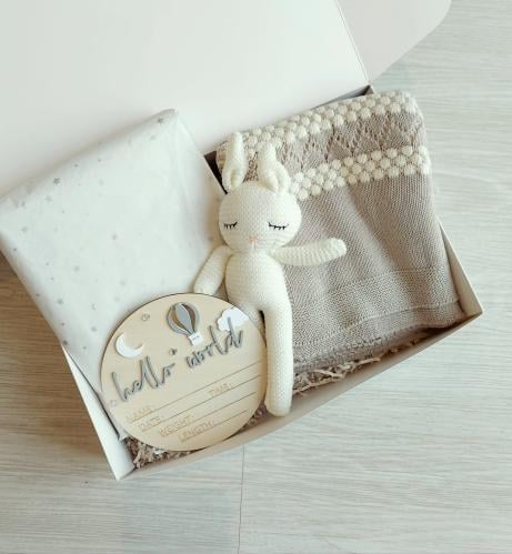 مفرش رمادي مع طبعة