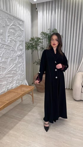 B035-عباية الجوهره بقماش كريب كم عنابي شغل ناعم