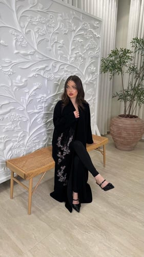 B030-عباية بقماش كريب شك يدوي مع ترتر