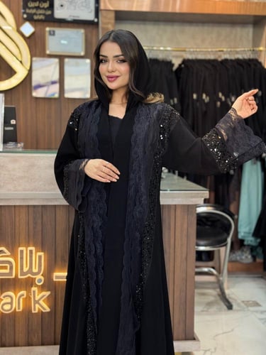 B075 عبايةجادي بقماش ملكي مع دنتيل وشك اسود
