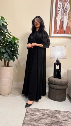 B019-عباية صولا بقماش ملكي مع شك اسود