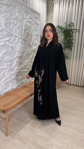 B030-عباية بقماش كريب شك يدوي مع ترتر