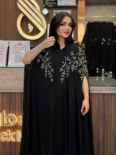 B068 عباية نارين قطريه بقماش بلاك بيري شك يدوي فضي