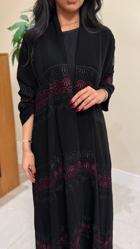 B013-عباية هيفاء بقماش ملكي مع تطريز اسود-عنابي