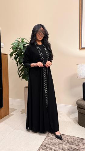 B018-عباية صولا بقماش ملكي مع شك فضي-اسود