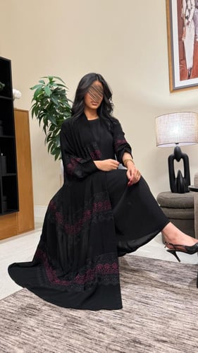 B013-عباية هيفاء بقماش ملكي مع تطريز اسود-عنابي