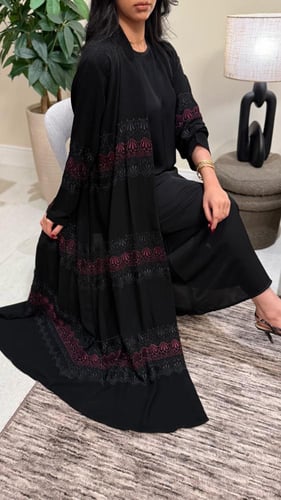 B013-عباية هيفاء بقماش ملكي مع تطريز اسود-عنابي