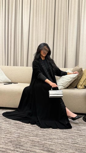 B019-عباية صولا بقماش ملكي مع شك اسود