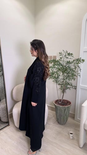 B051-بليزر بقماش كريب مع شك يدوي اسود