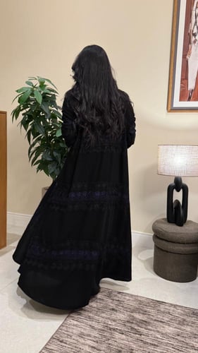 B012-عباية هيفاء بقماش ملكي مع تطريز اسود- كحلي