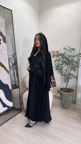 B028-عبايه دنتيل بقماش ملكي كوري مع كسرات جوانب ال...