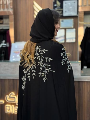B068 عباية نارين قطريه بقماش بلاك بيري شك يدوي فضي