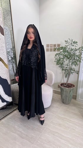 B028-عبايه دنتيل بقماش ملكي كوري مع كسرات جوانب ال...